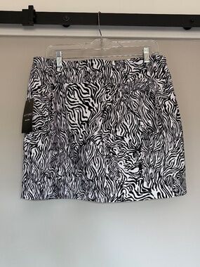NWT Attyre Women’s Zebra Print Skort